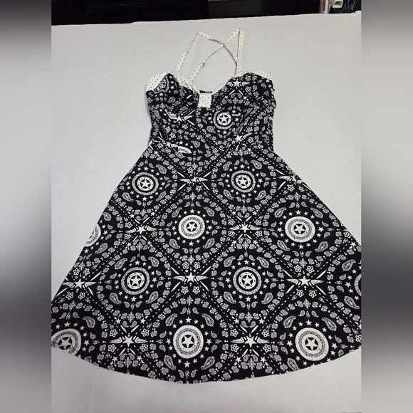Marvel Juniors Black and White Captain America Patterned Dress EUC S - Picture 2 of 12